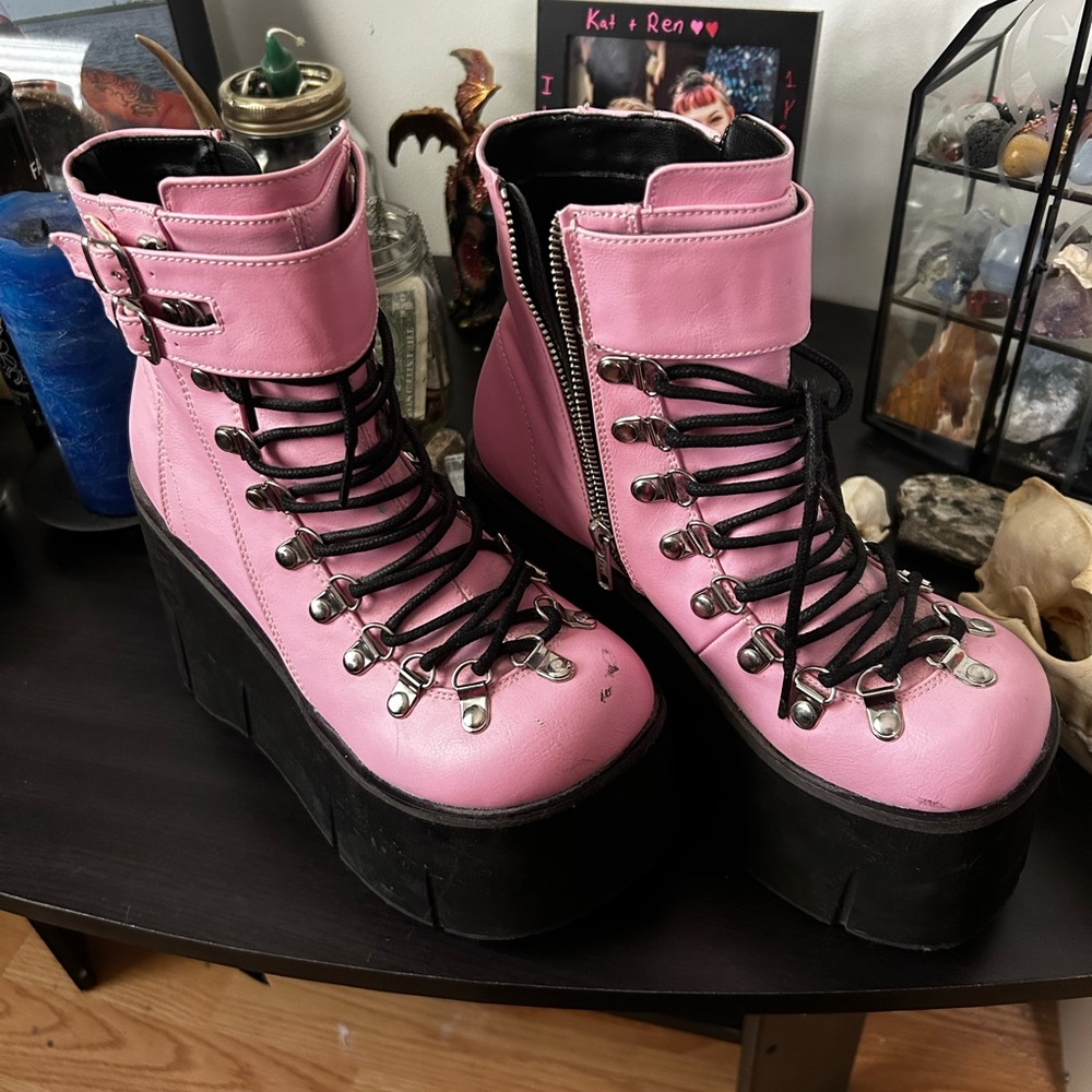 Size 7 “kera-21” demonias. baby pink